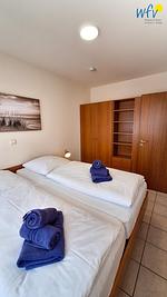 Schlafzimmer - Ferienwohnung Neuer Leuchtturm - Top-Hundeurlaub