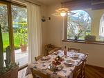 vom Esszimmer aus den Ausblick in den Garten genießen - Villa Archi - Top-Hundeurlaub
