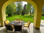 überdachter Terrassenbereich mit herrlicher Aussicht in den grünen Garten - Villa Archi - Top-Hundeurlaub