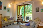 sonnendurchflutetes Wohnzimmer mit gemütlichem Sofa - Villa Archi - Top-Hundeurlaub