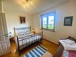 großes weiches Doppelbett und Fenster im Schlafzimmer - Villa Archi - Top-Hundeurlaub