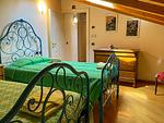 unter dem dAch befinden sich zwei gemütliche Einzelbetten - Villa Archi - Top-Hundeurlaub
