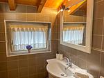 sauberes Bad mit Fenster und Spiegel - Erica - Top-Hundeurlaub