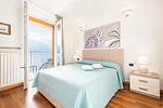 großes modernes Schlafzimmer mit weichem Doppelbett - Mariangela - Top-Hundeurlaub