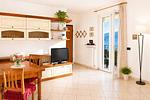 großes modernes helles Wohnzimmer mit Fernseher - Mariangela - Top-Hundeurlaub