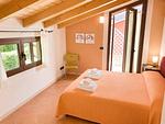 orangenes Schlafzimmer mit Doppelbett - Beata Rose - Top-Hundeurlaub