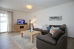 Wohnbereich mit Blick zur Terrasse - Reethaus 19a - Top-Hundeurlaub