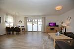 Wohnzimmer mit Blick aus dem Flur - Reethaus 19a - Top-Hundeurlaub