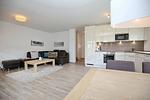Wohnzimmer mit Blick zur Wohnungstür - Reethaus 19a - Top-Hundeurlaub