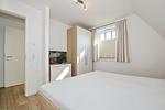 1.Schlafzimmer mit Doppelbett und Kleiderschrank - Reethaus 19a - Top-Hundeurlaub