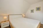 1. Schlafzimmer mit Doppelbett - Reethaus 19a - Top-Hundeurlaub
