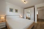 2. Schlafzimmer mit Doppelbett und Kleiderschrank - Reethaus 19a - Top-Hundeurlaub