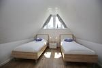 3. Schlafzimmer mit Einzelbetten im Dachgeschoss - Reethaus 19a - Top-Hundeurlaub