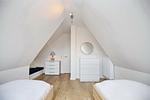 3. Schlafzimmer mit Kommode - Reethaus 19a - Top-Hundeurlaub