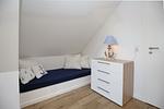 3. Schlafzimmer mit Leseecke und Kommode - Reethaus 19a - Top-Hundeurlaub
