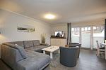 Wohnbereich mit Sitzecke und TV - Reethaus 01a - Sylt - Top-Hundeurlaub