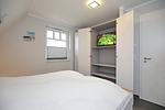2. Schlafzimmer mit TV - Reethaus 01a - Sylt - Top-Hundeurlaub