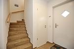 Eingangsbereich mit Treppe ins Obergeschoss - Reethaus 04a - Top-Hundeurlaub