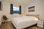 erstes Schlafzimmer mit Doppelbett - Reethaus 04a - Top-Hundeurlaub