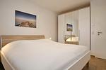 erstes Schlafzimmer mit TV - Reethaus 04a - Top-Hundeurlaub