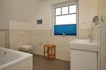 Badezimmer mit Wanne und WC - Reethaus 04a - Top-Hundeurlaub