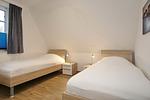 zweites Schlafzimmer mit Einzelbetten - Reethaus 04a - Top-Hundeurlaub
