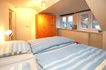 gemütliches Doppelbett mit großem Kleiderschrank - Mittelstraße 18, Whg. 1, Haus am Rosenbeet - Top-Hundeurlaub