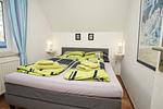 Schlafzimmer - FeWo OG+DG: Balkon, ruhige Lage - Top-Hundeurlaub