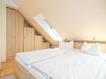 Schlafzimmer mit Doppelbett im Dachgeschoss - Wohnung 4-63 - Top-Hundeurlaub
