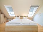 Schlafzimmer mit Doppelbett im Dachgeschoss - Wohnung 4-63 - Top-Hundeurlaub
