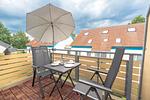 Balkon mit 2 Stühlen, Tisch und einem Sonnenschirm - Wohnung 4-63 - Top-Hundeurlaub