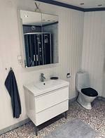 Badezimmer mit Waschbecken und Stauraum - Villa Skogsfred - Top-Hundeurlaub
