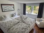 Schlafzimmer mit Fensterblick im Lilla Lycka Timmernabben - Lilla Lycka Timmernabben - Top-Hundeurlaub