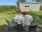 Terrasse mit Tisch und Blick zur Ostsee bei Lilla Lycka Timmernabben - Lilla Lycka Timmernabben - Top-Hundeurlaub
