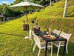 Garten mit Esstisch und Grill - Ferienwohnung Bianco - Top-Hundeurlaub