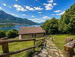 Weg zum Haus und Blick auf das Ferienhaus - Ferienwohnung Bianco - Top-Hundeurlaub