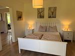 Großzügiges Schlafzimmer in ruhiger Lage – modernes Ferienhaus in Småland - Villa Wildlycka - Top-Hundeurlaub