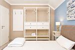 1. Schlafzimmer mit offenem Kleiderschrank - Bereich Sonne - Top-Hundeurlaub