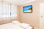 1. Schlafzimmer mit TV - Bereich Sonne - Top-Hundeurlaub