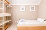 2. Schlafzimmer mit offenem Kleiderschrank - Bereich Sonne - Top-Hundeurlaub