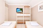 1. Schlafzimmer mit offenem Kleiderschrank - Bereich Sonne - Top-Hundeurlaub