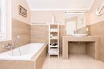 Bad mit Badewanne - Bereich Sonne - Top-Hundeurlaub