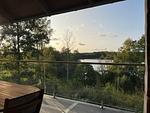 Terrasse mit Blick auf den See und Natur beim Ferienhaus in Blekinge - Villa Bergsmåla - Top-Hundeurlaub