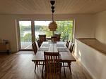 Essbereich mit Blick nach draußen im offenen Wohnraum - Villa Bergsmåla - Top-Hundeurlaub