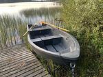 Boot am Holzsteg am See Ljusterhövden in Schweden - Villa Bergsmåla - Top-Hundeurlaub