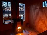 Sauna mit warmem Licht und Holzverkleidung im Saunahaus - Villa Bergsmåla - Top-Hundeurlaub