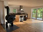 Wohnbereich mit großen Fenstern und viel Tageslicht im Ferienhaus - Villa Bergsmåla - Top-Hundeurlaub