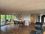 Essbereich mit großem Tisch und Blick nach draußen im Ferienhaus - Villa Bergsmåla - Top-Hundeurlaub