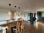 Essbereich mit großem Tisch und offener Küche im Ferienhaus - Villa Bergsmåla - Top-Hundeurlaub