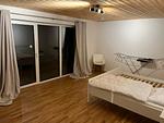 Schlafzimmer mit großem Fenster und Blick nach draußen - Villa Bergsmåla - Top-Hundeurlaub